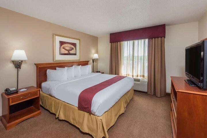 Seasons Inn & Suites Highland المظهر الخارجي الصورة